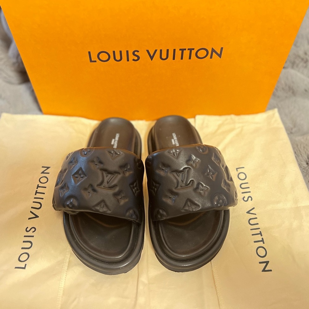 Louis Vuitton 😍Gorgeous😍 Pool Pillow Leather Slides - Women’s Size 37